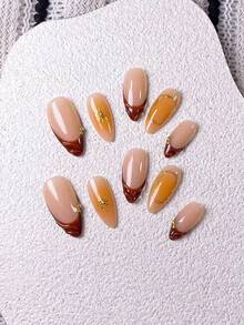 10片手工制作的杏仁形深棕色法式美甲贴纸，带有橙色渐变和星爆图案，并饰以手工制作的橙色渐变和不对称金色圆圈。 - 彩色 - 查看 5