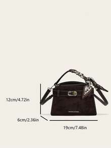 新款时尚纯色女士高端手提包，饰以字母丝巾，磁扣开合，顶部提手方便单手携带，可调节肩带可单肩或斜挎，宽敞的内部空间可容纳钥匙、口红和日常必需品，适合女性、女大学生、通勤、外出、约会、购物、旅行、商务和日常使用，是一款适合任何场合的高品质手提包。 - 咖啡 - 查看 3