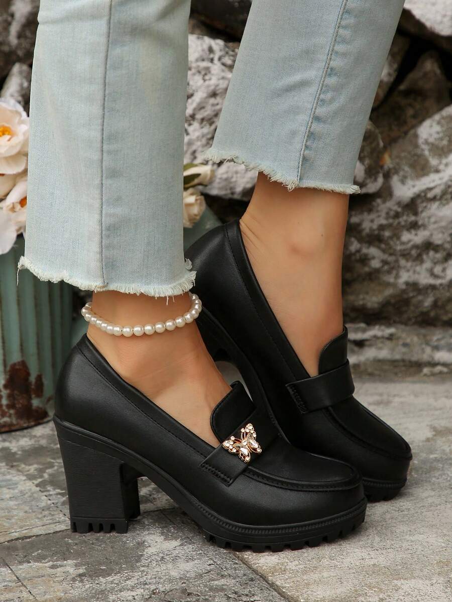 2025 New Women's Loafers: Black High-Heeled Design, Gold Butterfly Embellishment, Pearl Anklet, Paired With Distressed Jeans, Against A Stylish Floral Stone Wall Backdrop, Elegant Everyday Women's Shoes. - màu đen - Xem 1