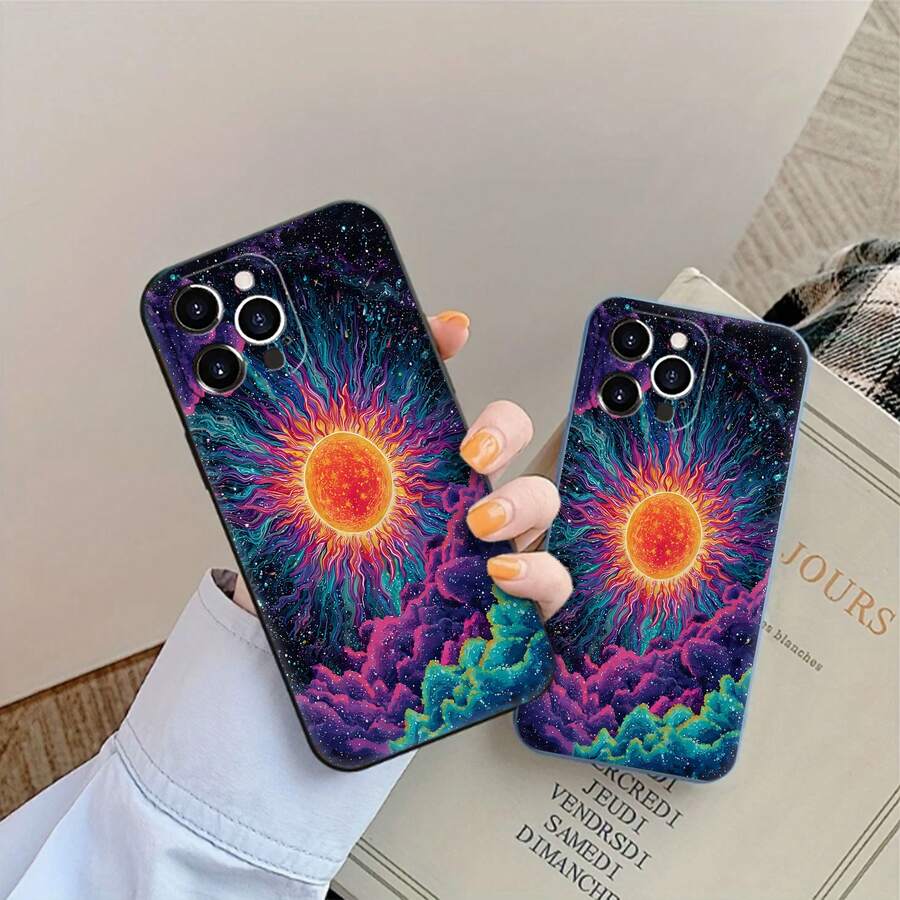Un sol vibrante irradia ondas de colores en el cosmos. Esta elegante funda es compatible con los modelos 17, 16, 15, 14 Pro Max, 13, 12, 11, XR y XS Plus. Fabricada en silicona TPU, ofrece protección contra golpes y caídas, además de una sensación superior. Es un regalo ideal para familiares, amigos y seres queridos, y una opción perfecta para Año Nuevo. - Negro - Ver 1
