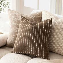 1 chiếc vỏ gối trang trí bằng vải jacquard màu nâu cà phê (không kèm ruột gối), chất liệu nhung mềm mại, hiện đại, họa tiết sọc, thích hợp cho ghế sofa, phòng ngủ, phòng khách, phòng trưng bày, trang trí nhà cửa, sử dụng được quanh năm. - Cà phê nâu - Xem 6