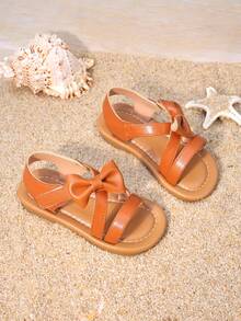 1 Pair Of Girls' Shoes With Caramel Brown Bow Sandals, The Upper Is Made Of Faux Leather Material, With Bow And Cross Strap Design, Exposed Toe Low Top Style, Flat Bottom Lightweight, Casual Retro Style Sandals, Suitable For Park Picnics And Children's Afternoon Tea - Brown - View 4
