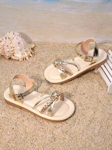 1 Pair Of Girls' Gold Brown Color Blocked Sandals, With A Metal Upper And A Clip On Design, Woven Straps And Open Toe Style, Flat And Comfortable, Versatile And Exquisite Style For Girls' Shoes, Suitable For Weekend Shopping And Outdoor Garden Trips - Gold - View 6
