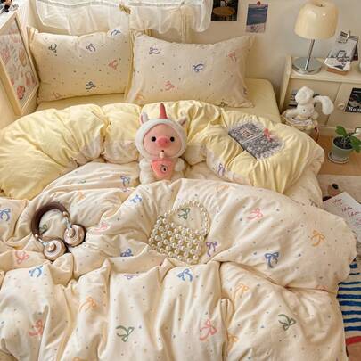 Bộ chăn ga gối 4 món có thể giặt được, họa tiết trái tim và nơ hai mặt (1 vỏ chăn, 1 ga trải giường, 2 vỏ gối), với thiết kế in đơn giản và tươi mới, mềm mại và thân thiện với da, làm dịu mắt, phù hợp cho mọi mùa, có khóa kéo, lý tưởng để trang trí phòng ngủ trong khách sạn, phòng ngủ, phòng khách và ký túc xá, không gây dị ứng, dễ chăm sóc, thời trang và nhẹ, thoáng khí, không gây dị ứng, dễ bảo quản, kiểu dáng đơn giản và hiện đại.