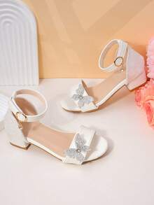 1 Pair Of White Glitter Girl's Sandals, Featuring A Shiny Upper With Adjustable Straps For A Snug Fit. Adorned With Rhinestone Butterflies And A Toe-Exposing Design, These Low-Heeled, Slip-Resistant Shoes Exude Delicate Fairy Charm, Perfect For Bridal Flower Girls Or Festive Evening Parties - Silver - View 2