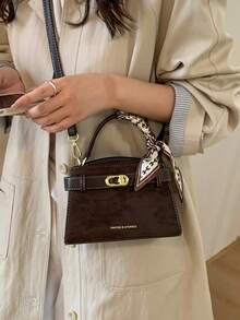 新款时尚纯色女士高端手提包，饰以字母丝巾，磁扣开合，顶部提手方便单手携带，可调节肩带可单肩或斜挎，宽敞的内部空间可容纳钥匙、口红和日常必需品，适合女性、女大学生、通勤、外出、约会、购物、旅行、商务和日常使用，是一款适合任何场合的高品质手提包。 - 咖啡 - 查看 4