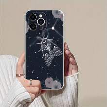 Una polilla brillante flota en el cielo estrellado. Esta elegante funda es compatible con los modelos  17, 16, 15, 14 Pro Max, 13, 12, 11, XR y XS Plus. Fabricada en silicona TPU, ofrece protección contra golpes y caídas, además de una sensación superior. Es un regalo ideal para familiares, amigos y seres queridos, y una opción perfecta para Año Nuevo. - Negro - Ver 6