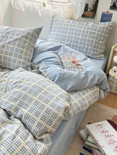 Bộ chăn ga gối 4 món có thể giặt được, hai tông màu xanh kẻ caro (1 vỏ chăn, 1 ga trải giường, 2 vỏ gối), với thiết kế họa tiết đơn giản và tươi mới, mềm mại và thân thiện với da, giúp giảm mệt mỏi thị giác, phù hợp cho mọi mùa, có khóa kéo, thích hợp để trang trí phòng khách sạn, phòng ngủ, phòng khách và ký túc xá. Không gây dị ứng, dễ chăm sóc, thời trang và nhẹ, thoáng khí, ít gây dị ứng và dễ bảo quản.