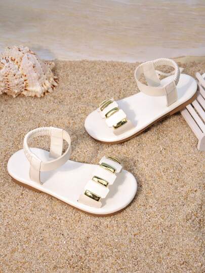 1 Pair Of Girls' Shoes With White Gold Metal Strip Flat Sandals, Featuring A Metal Strip Decorative Design On The Upper And An Open Toe Low Top Style. The Flat Bottom Is Soft And Fashionable, Suitable For Holiday Family Gatherings And Daily Outings