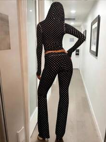 女士时尚经典黑白波点连帽拉链外套，搭配撞色花卉印花和弹力腰喇叭裤两件套，适合万圣节、圣诞夜、圣诞节、春节、外出、朋友聚会、休闲穿着、娱乐、工作等场合。外套面料舒适，设计时尚，性价比高，适合春、秋、冬季穿着。 - 黑色 - 查看 5