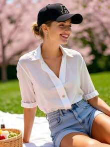 Ta unisexowa czapka baseballowa ozdobiona jest 26 haftowanymi wzorami liter i złotym wykończeniem. Posiada regulowany daszek, dzięki czemu nadaje się do aktywności na świeżym powietrzu. Niezależnie od tego, czy podróżujesz przez cały rok, czy wychodzisz na miasto, to idealny wybór.