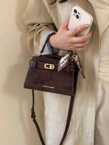 新款时尚纯色女士高端手提包，饰以字母丝巾，磁扣开合，顶部提手方便单手携带，可调节肩带可单肩或斜挎，宽敞的内部空间可容纳钥匙、口红和日常必需品，适合女性、女大学生、通勤、外出、约会、购物、旅行、商务和日常使用，是一款适合任何场合的高品质手提包。 - 咖啡 - 查看 5