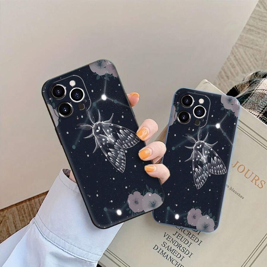 Una polilla brillante flota en el cielo estrellado. Esta elegante funda es compatible con los modelos 17, 16, 15, 14 Pro Max, 13, 12, 11, XR y XS Plus. Fabricada en silicona TPU, ofrece protección contra golpes y caídas, además de una sensación superior. Es un regalo ideal para familiares, amigos y seres queridos, y una opción perfecta para Año Nuevo. - Negro - Ver 1