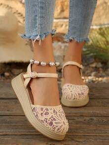 Teens' Platform Sandals With Hollow-Out Design. The Toe Area Features A Woven Design, The Heel Is Reinforced, And Adjustable Shoelaces Are Provided To Ensure A Secure Fit. The Comfortable And Lightweight Sole Is Suitable To Pair With Dresses, Skirts, Or Casual Outfits.