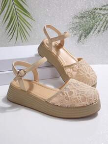 Teens' Platform Sandals With Hollow-Out Design. The Toe Area Features A Woven Design, The Heel Is Reinforced, And Adjustable Shoelaces Are Provided To Ensure A Secure Fit. The Comfortable And Lightweight Sole Is Suitable To Pair With Dresses, Skirts, Or Casual Outfits.