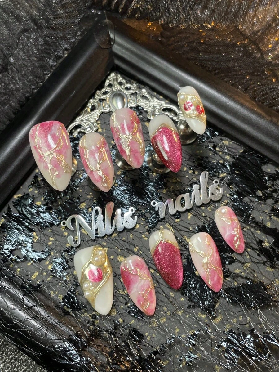 Bộ 10 miếng dán móng tay acrylic thủ công, hình hạnh nhân, hồng trắng, mắt mèo hồng, họa tiết nhuộm tie-dye hồng, trang trí móng tay giả ngọc trai 3D, nghệ thuật móng tay bột chrome hình học, bộ dụng cụ làm móng phong cách Y2K, dụng cụ làm móng acrylic phù hợp cho phụ nữ và bé gái dùng trong các dịp lễ, hàng ngày, tụ họp, tiệc tùng. Bao gồm 1 dũa móng tay mini và 1 miếng dán móng tay hai mặt.