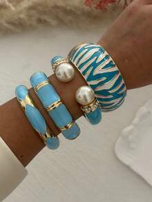 1件蓝色斑马纹珐琅渐变珍珠菱形合金手镯，适合女性日常通勤、朋友聚会、浪漫节日、街头摄影、时装秀等场合佩戴（手镯的纹理和颜色可能与实物略有不同）。 - 藍色 - 查看 5