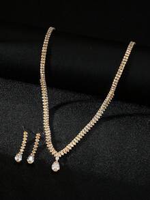 一套奢华的三件套饰品，镶嵌璀璨夺目的水晶锆石，包括一条项链和一副耳环，专为女性打造。这套饰品非常适合女性在参加派对、舞会、婚礼和其他节日活动时佩戴。优雅的锁骨链。