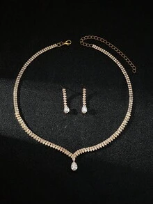 一套奢华的三件套饰品，镶嵌璀璨夺目的水晶锆石，包括一条项链和一副耳环，专为女性打造。这套饰品非常适合女性在参加派对、舞会、婚礼和其他节日活动时佩戴。优雅的锁骨链。