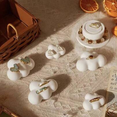 1 chiếc hoặc bộ đồ trang trí trưng bày trang sức hình đám mây mềm mại, làm từ thạch cao trắng mịn, thích hợp để trưng bày bông tai, nhẫn và các loại trang sức khác.