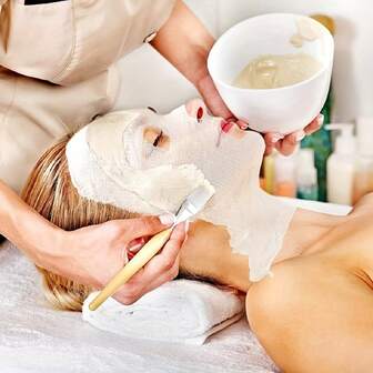 100片装一次性面膜纸（柔软无纺布材质）是DIY护肤的理想之选：贴合面部轮廓（覆盖脸部和颈部），锁住精华液、泥面膜或面霜（最大程度吸收）。轻薄透气，一次性使用（卫生），是居家SPA、专业沙龙护理或旅行的理想之选。