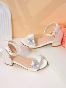 1 Pair Of White Glitter Girl's Sandals, Featuring A Shiny Upper With Adjustable Straps For A Snug Fit. Adorned With Rhinestone Butterflies And A Toe-Exposing Design, These Low-Heeled, Slip-Resistant Shoes Exude Delicate Fairy Charm, Perfect For Bridal Flower Girls Or Festive Evening Parties - Silver - View 6