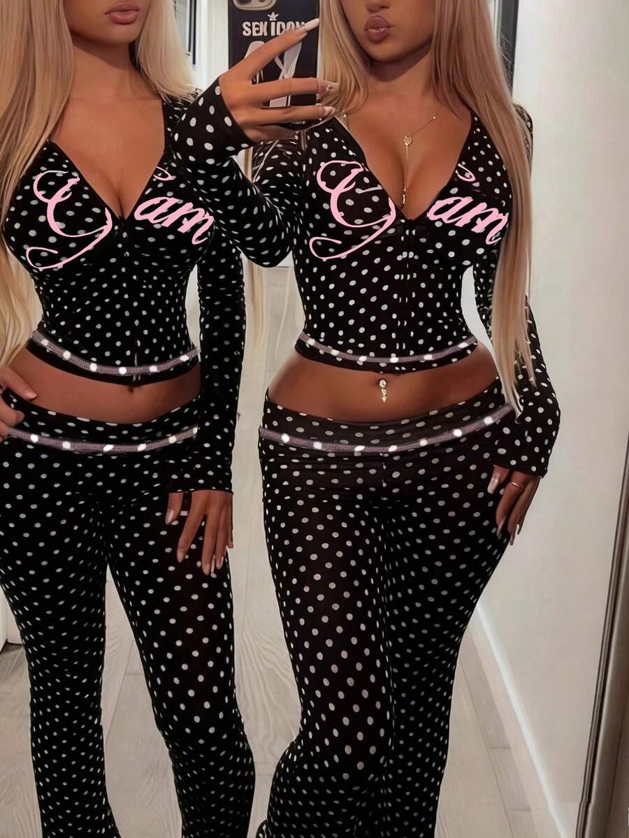 女士时尚经典黑白波点连帽拉链外套，搭配撞色花卉印花和弹力腰喇叭裤两件套，适合万圣节、圣诞夜、圣诞节、春节、外出、朋友聚会、休闲穿着、娱乐、工作等场合。外套面料舒适，设计时尚，性价比高，适合春、秋、冬季穿着。 - 黑色 - 查看 1