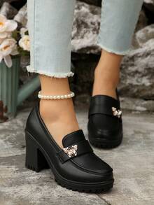 2025 New Women's Loafers: Black High-Heeled Design, Gold Butterfly Embellishment, Pearl Anklet, Paired With Distressed Jeans, Against A Stylish Floral Stone Wall Backdrop, Elegant Everyday Women's Shoes. - màu đen - Xem 2