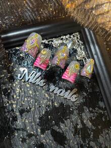 10片装短鸭子美甲亚克力套装，粉色、紫色、银色美甲，粉紫色法式美甲，3D立体钢珠、星星、贝壳和彩色美甲宝石装饰设计，全覆盖式按压美甲贴片，手绘几何图案，非常适合女性和女孩在仪式、日常、派对和情人节等场合使用，是送给女性的绝佳礼物，套装包含1个迷你指甲锉和1个双面胶标签。 - 彩色 - 查看 4