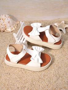 1 Pair Of Girls' Shoes With White Bow And Thick Sole Sandals, Featuring A Three-Dimensional Bow Design On The Upper And A Low Cut Design With Exposed Toes. The Thick Sole Is Soft And Fashionable, Making It Suitable For Holiday Family Gatherings And Daily School Trips - White - View 3