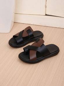 1双黑色和棕色加大码儿童交叉绑带坡跟凉鞋，PU材质，柔软防滑，圆头设计，轻便舒适，休闲百搭，适合5-15岁男孩女孩，居家、海滩、户外、夏季皆宜。 - 黑色 - 查看 4