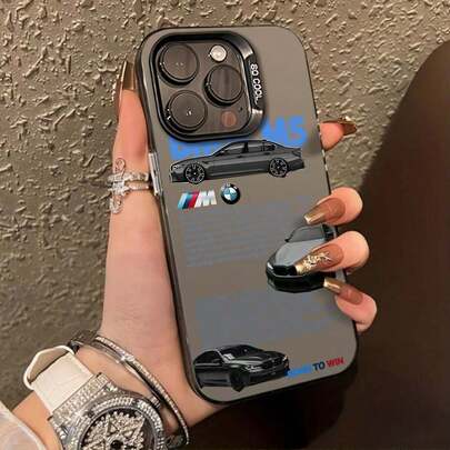Funda para teléfono BMW M5, diseñada con elegantes rayas de carreras y gráficos automotrices deportivos, compatible con 17, 16, 16 Pro Max, 15, 15 Pro Max, 14, 13, 12 y 11 Pro. Hecho de TPU, ofrece protección a prueba de golpes. Perfecto para entusiastas de los coches, cumpleaños, días festivos, familiares, amigos y regalos del Día de San Valentín.