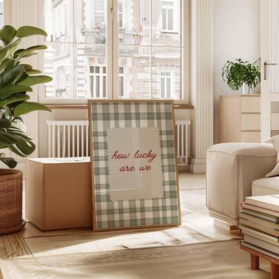 1 Tranh in không khung "Chúng ta thật may mắn!" với câu nói truyền cảm hứng, nền kẻ caro xanh lá cây, chữ đỏ, thích hợp trang trí phòng khách, phòng ngủ hoặc ký túc xá, tranh treo tường trang trí.