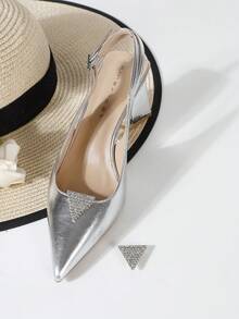 一对精致金属铜锌合金镶钻小三角设计可拆卸鞋夹，适合搭配各种女鞋 - 銀色 - 查看 1