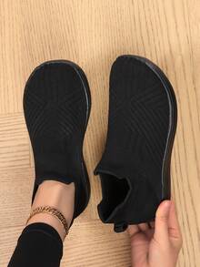 女士宽楦透气轻便针织套脚步行鞋，纹理针织图案，圆头低帮平跟运动鞋，休闲舒适风格，适合女性日常步行、工作、旅行，春夏黑色布面套脚鞋