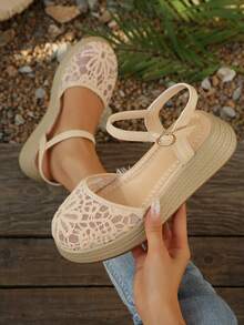 Teens' Platform Sandals With Hollow-Out Design. The Toe Area Features A Woven Design, The Heel Is Reinforced, And Adjustable Shoelaces Are Provided To Ensure A Secure Fit. The Comfortable And Lightweight Sole Is Suitable To Pair With Dresses, Skirts, Or Casual Outfits.