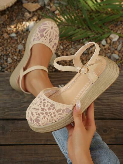 Sandalias de plataforma para adolescentes con diseño calado. El área del dedo del pie presenta un diseño trenzado, el talón está reforzado y se proporcionan cordones ajustables para garantizar un ajuste . La suela cómoda y ligera es adecuada para combinar con vestidos, faldas u atuendos casuales.