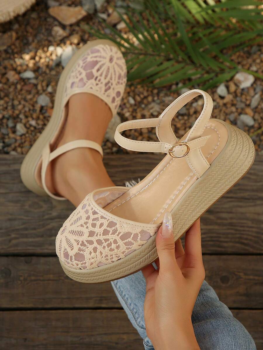 Teens' Platform Sandals With Hollow-Out Design. The Toe Area Features A Woven Design, The Heel Is Reinforced, And Adjustable Shoelaces Are Provided To Ensure A Secure Fit. The Comfortable And Lightweight Sole Is Suitable To Pair With Dresses, Skirts, Or Casual Outfits.