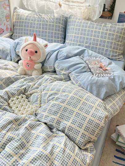 Bộ chăn ga gối 4 món có thể giặt được, hai tông màu xanh kẻ caro (1 vỏ chăn, 1 ga trải giường, 2 vỏ gối), với thiết kế họa tiết đơn giản và tươi mới, mềm mại và thân thiện với da, giúp giảm mệt mỏi thị giác, phù hợp cho mọi mùa, có khóa kéo, thích hợp để trang trí phòng khách sạn, phòng ngủ, phòng khách và ký túc xá. Không gây dị ứng, dễ chăm sóc, thời trang và nhẹ, thoáng khí, ít gây dị ứng và dễ bảo quản.