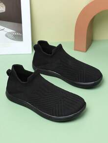 女士宽楦透气轻便针织套脚步行鞋，纹理针织图案，圆头低帮平跟运动鞋，休闲舒适风格，适合女性日常步行、工作、旅行，春夏黑色布面套脚鞋