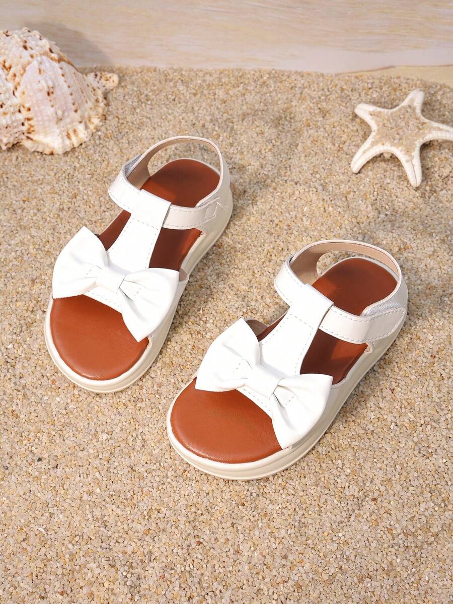1 Pair Of Girls' Shoes With White Bow And Thick Sole Sandals, Featuring A Three-Dimensional Bow Design On The Upper And A Low Cut Design With Exposed Toes. The Thick Sole Is Soft And Fashionable, Making It Suitable For Holiday Family Gatherings And Daily School Trips - White - View 1