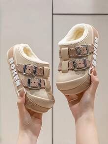 时尚设计风格儿童拖鞋，采用柔软舒适的记忆海绵鞋面，轻便保暖，防滑设计，适合室内居家穿着。男女童均可穿着，防滑橡胶鞋底，专为幼儿设计，确保室内安全。柔软的绒面鞋面让小脚丫保持温暖，方便孩子独立穿脱，是幼儿园、学前班和居家使用的理想之选。 - 卡其色 - 查看 3