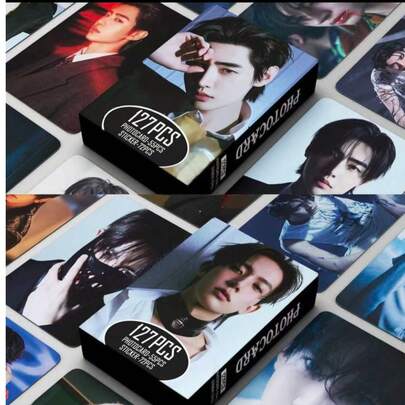 Bộ 55 thẻ ảnh và sticker thành viên, phiên bản giới hạn, bao gồm Jungwon, Heeseung, Jay, Jake, Sunghoon, Sunoo, Ni-Ki, hàng lưu niệm dành cho người hâm mộ từ album FATE: UNLEASH và DIMENSION: DILEMMA, hộp quà độc quyền dành cho người hâm mộ toàn cầu.