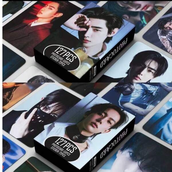 Bộ 55 thẻ ảnh và sticker thành viên, phiên bản giới hạn, bao gồm Jungwon, Heeseung, Jay, Jake, Sunghoon, Sunoo, Ni-Ki, hàng lưu niệm dành cho người hâm mộ từ album FATE: UNLEASH và DIMENSION: DILEMMA, hộp quà độc quyền dành cho người hâm mộ toàn cầu.