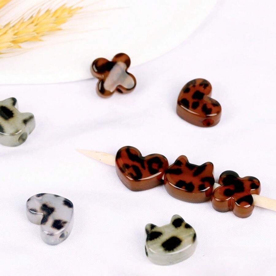 5/10颗塑料/树脂材质的波点、豹纹、花朵、心形珠子，适合DIY珠宝、手链/项链、手机挂绳等工艺品制作。