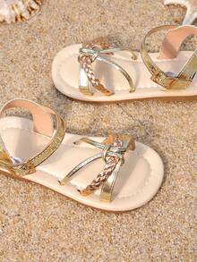 1 Pair Of Girls' Gold Brown Color Blocked Sandals, With A Metal Upper And A Clip On Design, Woven Straps And Open Toe Style, Flat And Comfortable, Versatile And Exquisite Style For Girls' Shoes, Suitable For Weekend Shopping And Outdoor Garden Trips - Gold - View 7