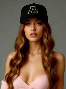 Ta unisexowa czapka baseballowa ozdobiona jest 26 haftowanymi wzorami liter i złotym wykończeniem. Posiada regulowany daszek, dzięki czemu nadaje się do aktywności na świeżym powietrzu. Niezależnie od tego, czy podróżujesz przez cały rok, czy wychodzisz na miasto, to idealny wybór.