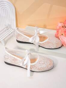 1双女童白色蕾丝蝴蝶结平底鞋，鞋面采用蕾丝材质，蝴蝶结装饰+露肤设计，圆头浅口款式，平底轻便，优雅仙气，适合舞蹈表演和家庭聚会等场合。 - 白色 - 查看 8