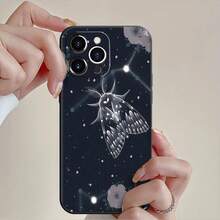 Una polilla brillante flota en el cielo estrellado. Esta elegante funda es compatible con los modelos  17, 16, 15, 14 Pro Max, 13, 12, 11, XR y XS Plus. Fabricada en silicona TPU, ofrece protección contra golpes y caídas, además de una sensación superior. Es un regalo ideal para familiares, amigos y seres queridos, y una opción perfecta para Año Nuevo. - Negro - Ver 4