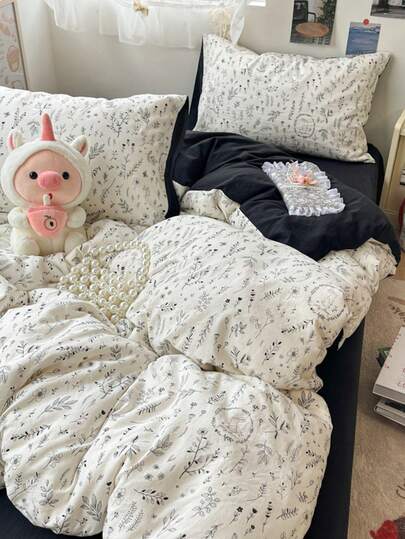 Bộ ga trải giường và vỏ chăn 4 món có thể giặt được, họa tiết hoa và thỏ hai mặt (1 vỏ chăn, 1 ga trải giường, 2 vỏ gối), với thiết kế hoa đơn giản và tươi mát, mềm mại và thân thiện với da, giúp giảm mỏi mắt, phù hợp cho mọi mùa, có khóa kéo. Lý tưởng để trang trí giường ngủ trong khách sạn, phòng ngủ, phòng khách và ký túc xá, không gây dị ứng, dễ chăm sóc, thời trang và nhẹ, thoáng khí, không gây dị ứng và dễ bảo quản.